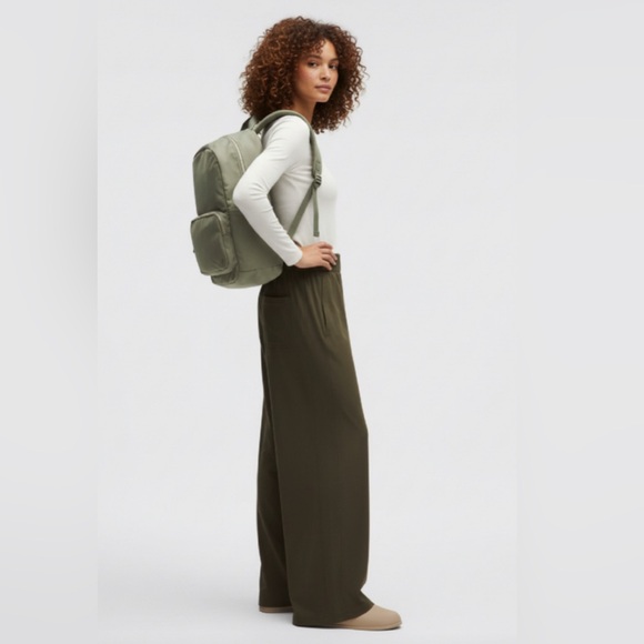 LULULEMON Everywhere Backpack 22L
Metal Hardware/Bay Leaf/Gold - Picture 6 of 6